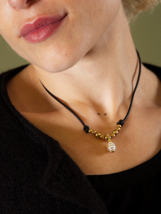 Halskette «Leather and Pearl gold» von CORAZON