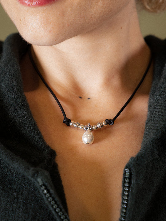 Halskette «Leather and Pearl silber» von CORAZON