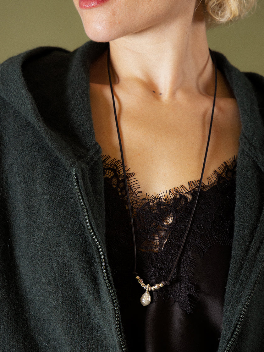 Halskette «Leather and Pearl silber» von CORAZON