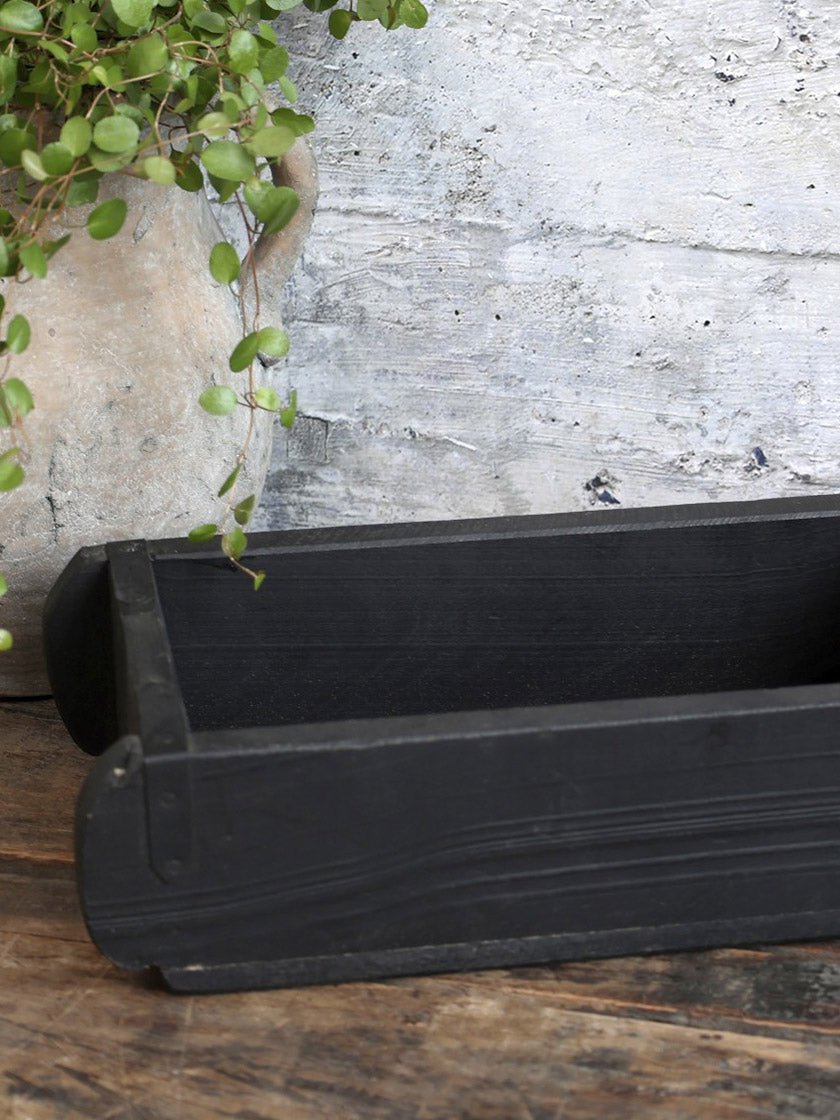 Antike Holzbox ins schwarz